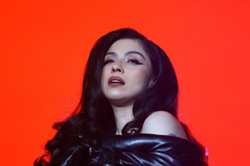 Mon Laferte estrenó el video 'Pornocracia' con el que pretende contribuir en la discusión sobre el placer al que tienen derecho las mujeres.