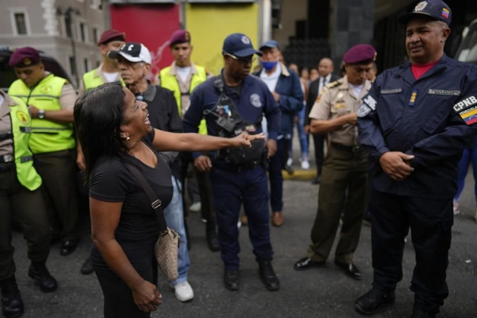 Una mujer discute con un policía durante una protesta en Caracas, Venezuela, el 3 de agosto.