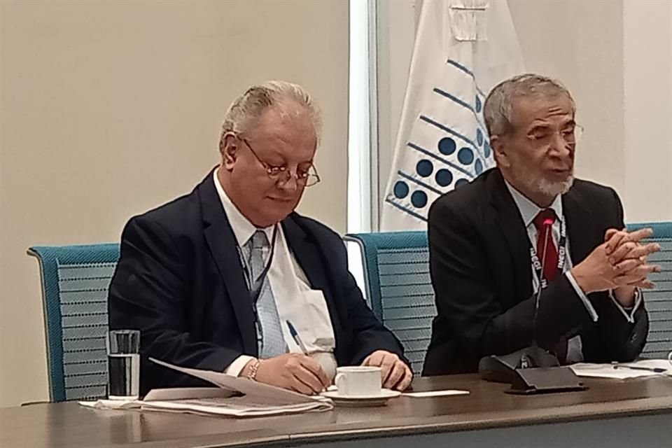 Francisco Guillén, director general adjunto de Cuentas Nacionales del Inegi (izq.), y Arturo Blancas, director general de Estadísticas Económicas del Instituto (der.), dieron a conocer los cambios.