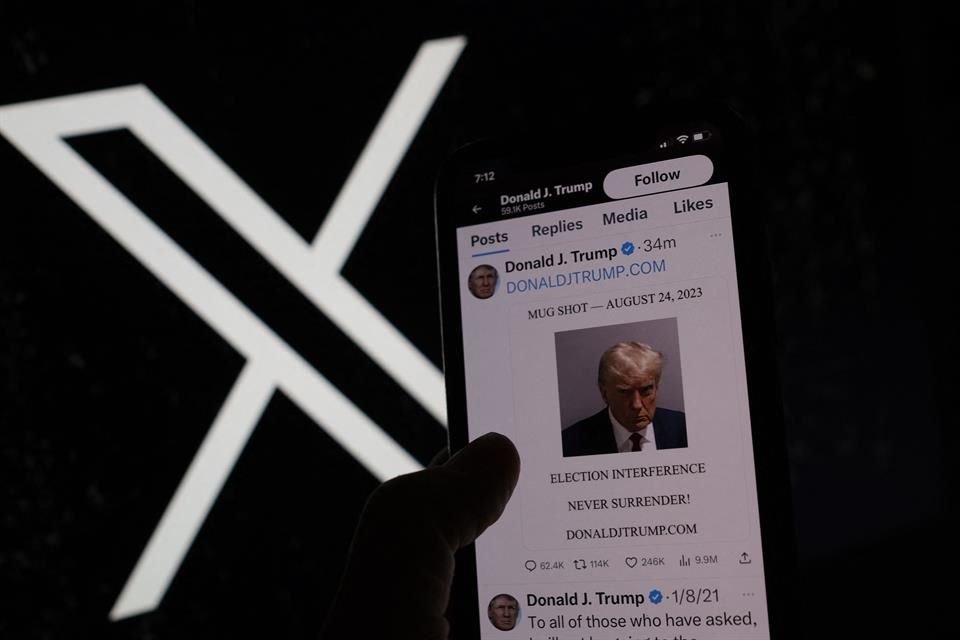 Una foto que muestra el logo de X junto a la cuenta del candidato a la nominación republicana de EU, Donald Trump.