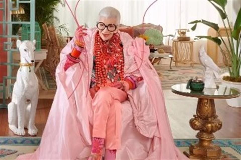 Iris Apfel, la célebre diseñadora, emprendedora e ícono de la moda, cumplió 102 años de edad este martes y lo compartió en redes sociales.