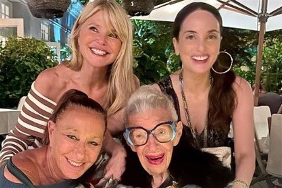 Iris Apfel, la célebre diseñadora, emprendedora e ícono de la moda, cumplió 102 años de edad este martes y lo compartió en redes sociales.