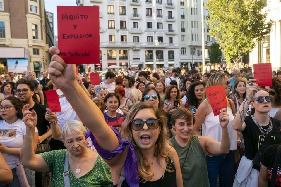 Una manifestante sostiene una tarjeta roja que dice piquito y expulsión durante una protesta en apoyo a la jugadora española Jenni Hermoso.