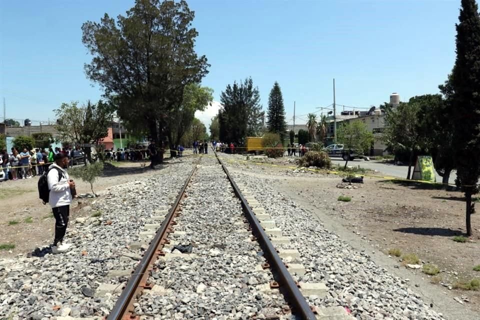 Vecinos de la colonia el Chamizal reportaron el hallazgo de una persona dentro de bolsas negras junto a las vías del tren