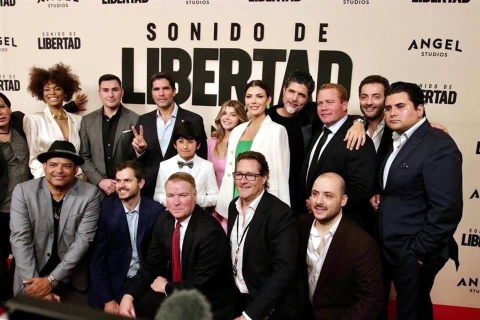 El equipo detrás de la película se reunió para la foto del recuerdo en la alfombra roja de la CDMX.