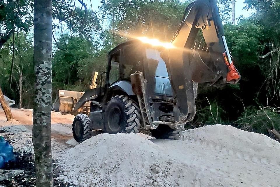 Soldados entraron ayer con maquinaria pesada a la zona de Chichén Viejo para crear un nuevo acceso que conecte con Chichén Itzá, en Yucatán.