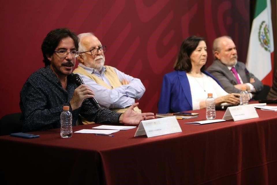 Pedro Salmerón, Javier Garciadiego, Patricia Galeana y Juan Rebolledo durante una mesa conmemorativa por los 70 años del INEHRM.