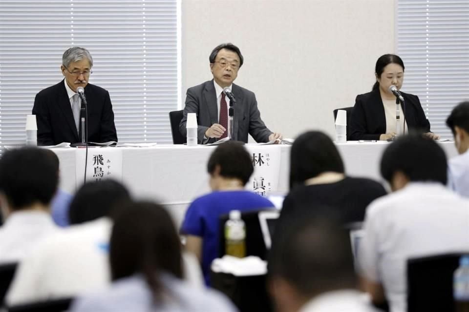 El abogado y exfiscal Makoto Hayashi (al centro), habla sobre el equipo creado para investigar a una poderosa agencia de boybands japonesas acusada de cubrir abusos sexuales.