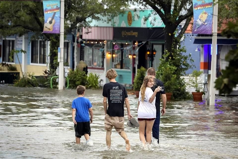 Un grupo se adentra en un Beach Boulevard inundado cerca de la 31st Avenue, en Gulfport, Florida.