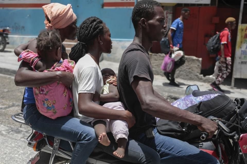 Residentes huyen de sus casas por la violencia de las pandillas en Puerto Príncipe, Capital de Haití, el 15 de agosto.