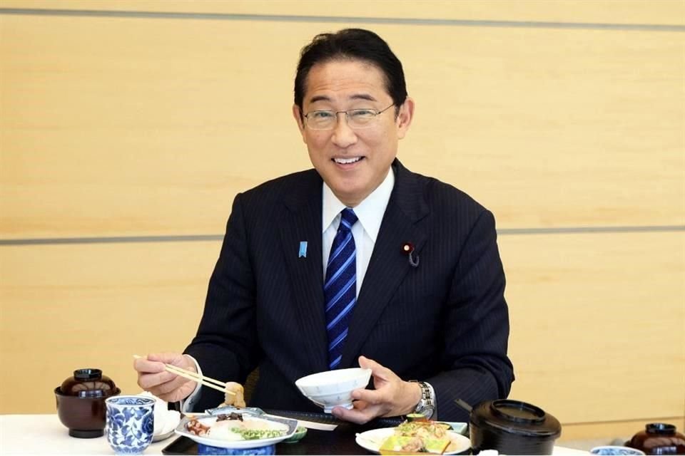 El Primer ministro de Japón comió pescado 'seguro y delicioso' de Fukushima, días después de que se liberaran aguas residuales de la averiada planta nuclear de la zona en el Pacífico.