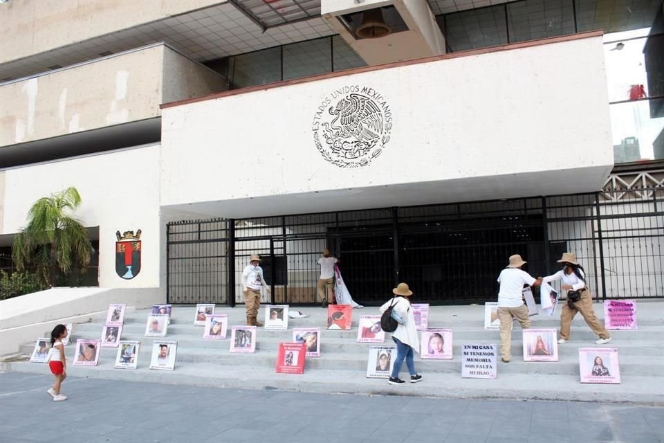 La marcha encabezada por el movimiento denominado 'madres en resistencia' colocaron a las afueras del Palacio de Gobierno fotografías, fichas de búsqueda y lonas con la leyenda de 'se busca'.