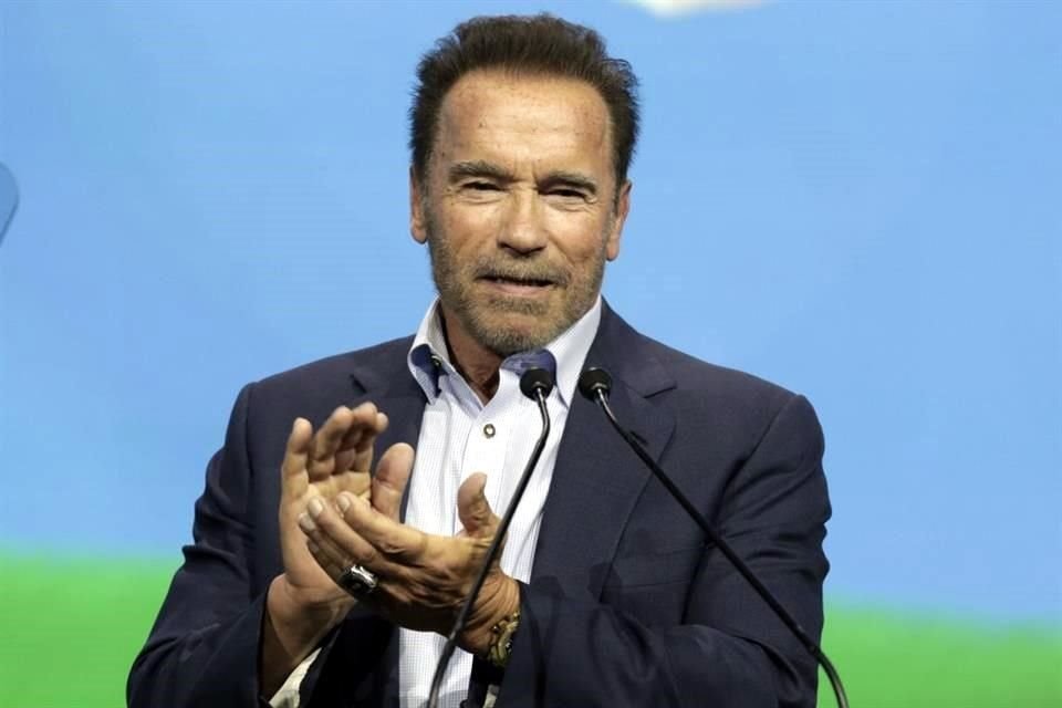 El actor Arnold Schwarzenegger visitó el antiguo campo de concentración nazi en Auschwitz, para crear conciencia sobre la guerra.