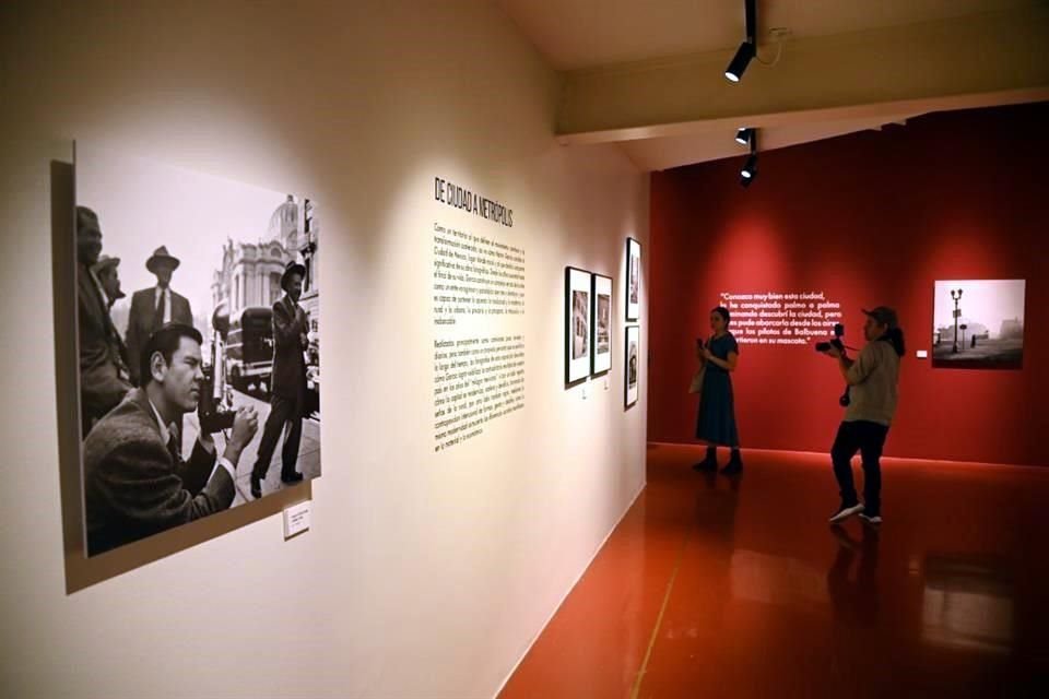 Abierta hasta el 2 de febrero, 'Ciudad vorágine' da testimonio de un fotógrafo que nunca se quedó quieto para retratar el movimiento de la urbe.