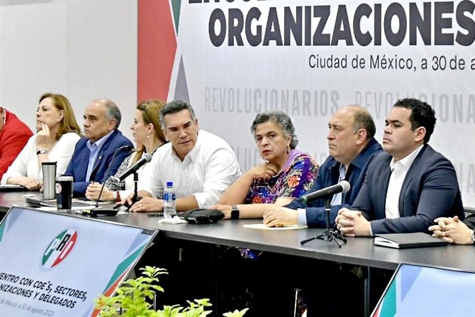 Beatriz Paredes anunció su declinación en un mensaje ante su líder nacional Alejandro Moreno y los dirigentes estatales del PRI.