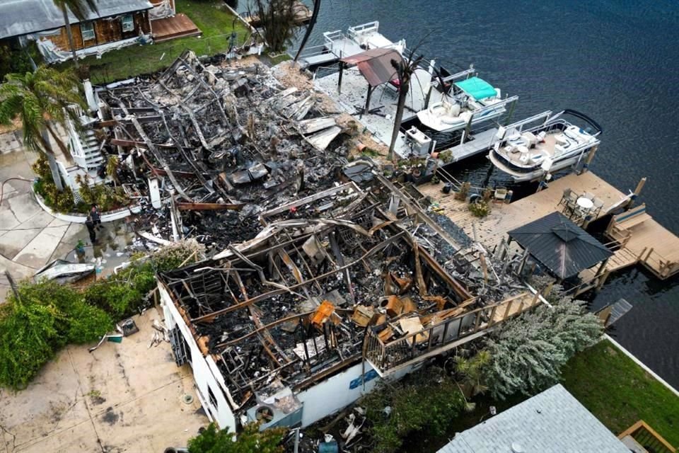 #scombros quemados donde se encontraba una casa después de la explosión de un transformador de energía en la comunidad de Signal Cove en Hudson, Florida.