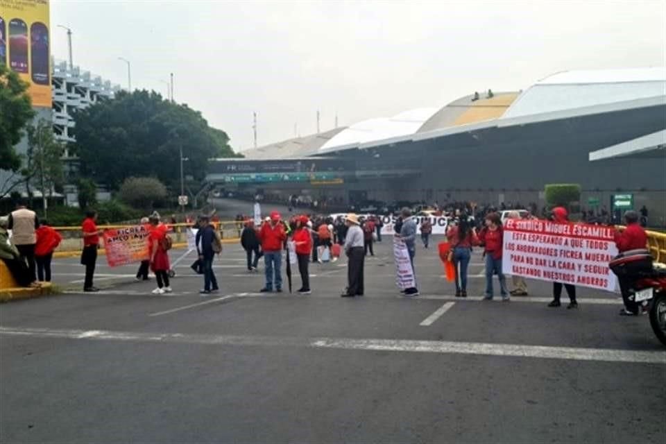 Manifestantes bloquean el acceso a la T1 del AICM por lo que policías capitalinos apoyan en traslado de usuarios a la terminal aérea.