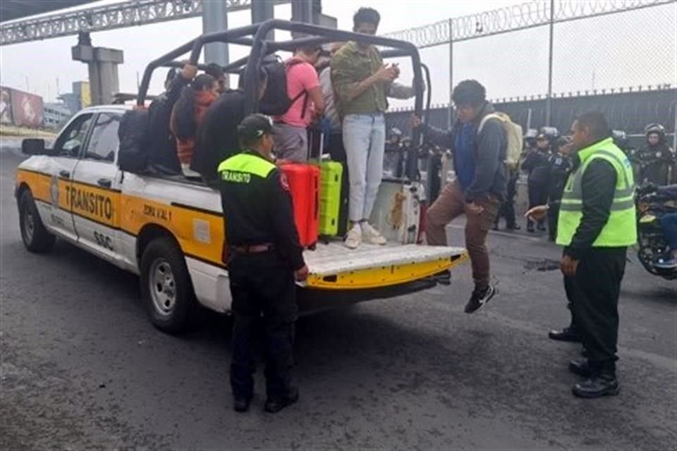 Manifestantes bloquean el acceso a la T1 del AICM por lo que policías capitalinos apoyan en traslado de usuarios a la terminal aérea.