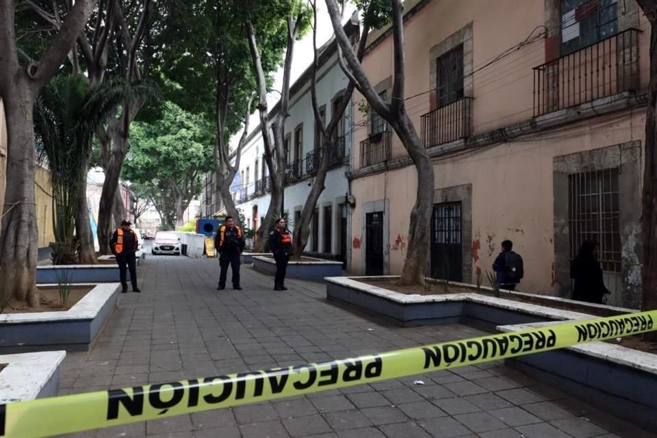 El cuerpo de una persona fue localizado dentro de un tambo, policías resguardaron la zona mientras alumnos entraban a la escuela.