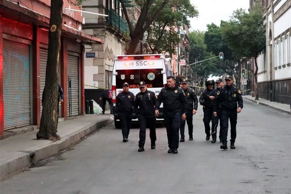 El cuerpo de una persona fue localizado dentro de un tambo, policías resguardaron la zona y al mismo tiempo alumnos entraban a una escuela.