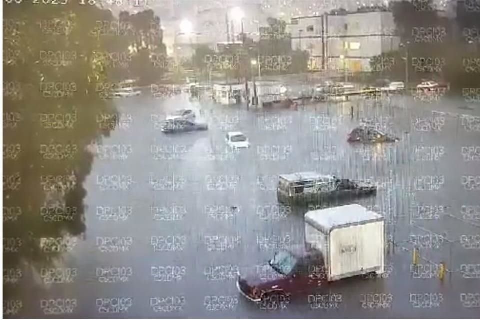 Tras las fuertes lluvias, Alcaldías Gustavo A. Madero y Tláhuac están experimentando inundaciones de hasta 30 cm de agua en sus calles.