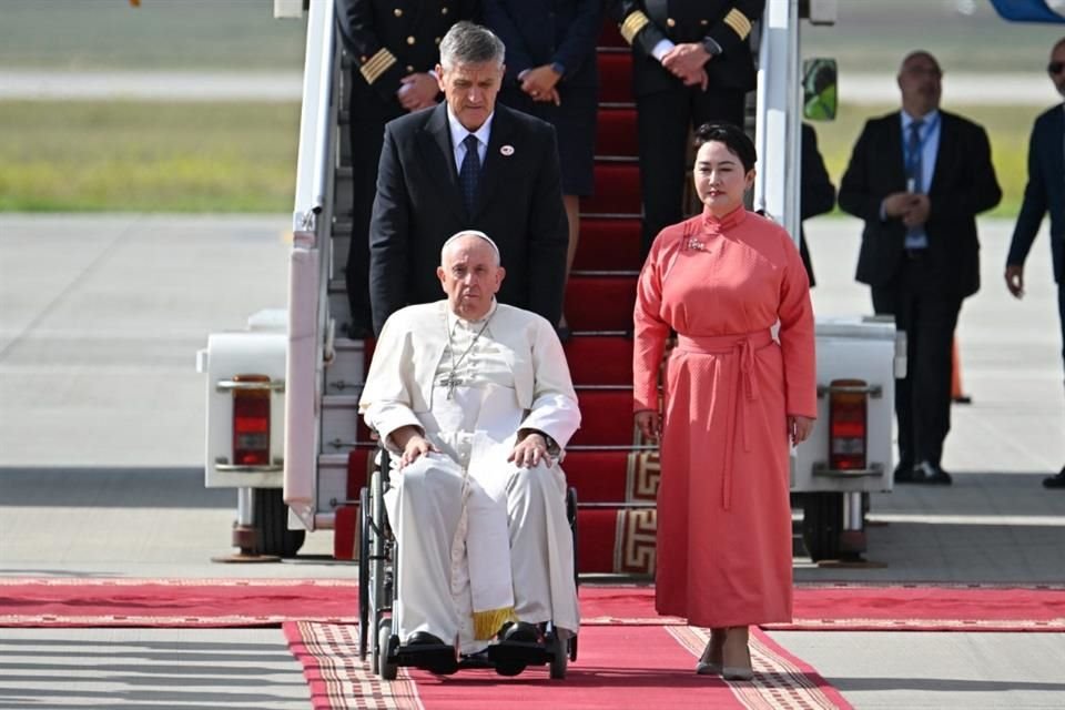 El Papa Francisco fue recibido por Batmunkh Battsetseg, Ministra de Relaciones Exteriores, en Mongolia.