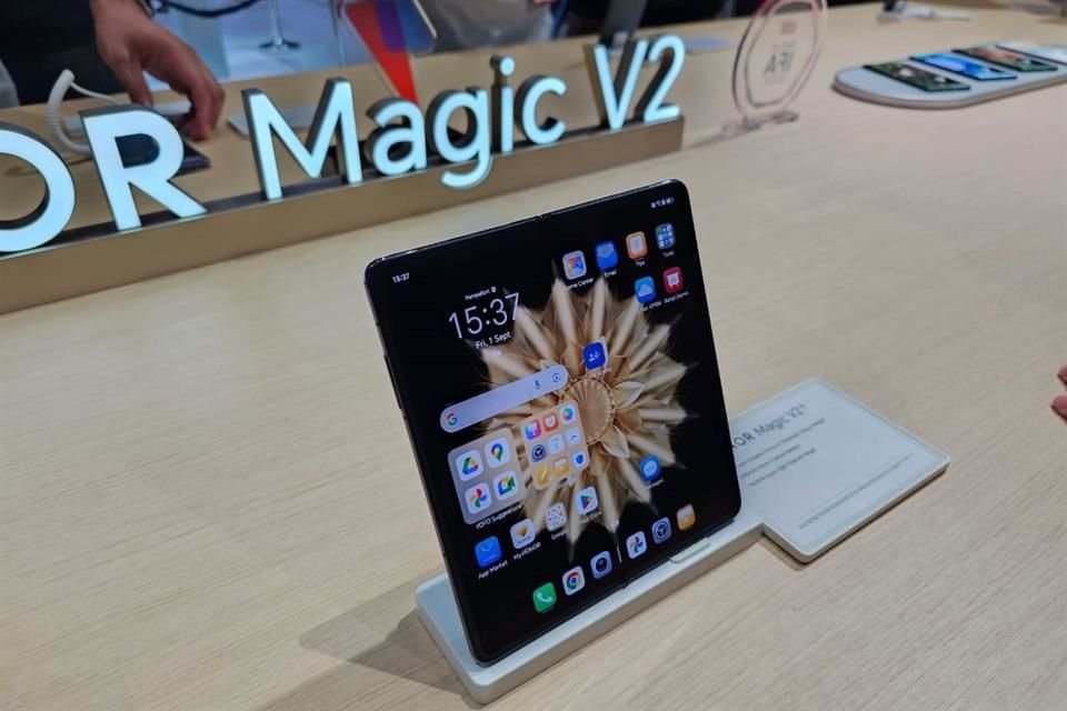 Honor Magic V2 tiene 9.9 milímetros de grosor en su forma cerrada y pesa 231 gramos.