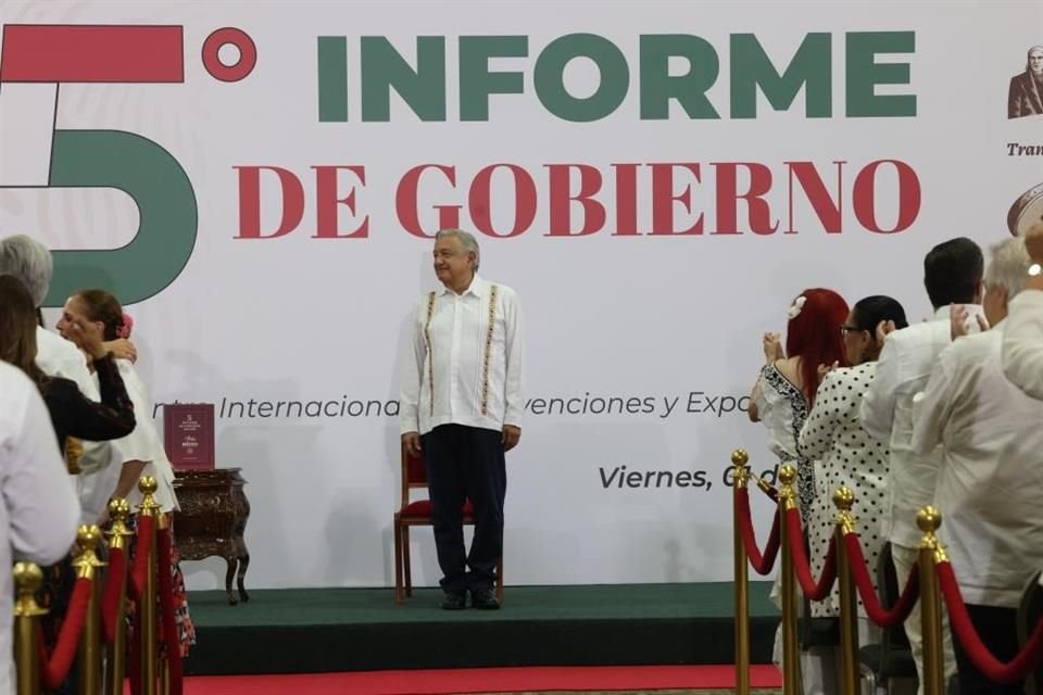 López Obrador es acompañado por diversos integrantes del Gabinete, así como Gobernadores y Gobernadoras de Morena.