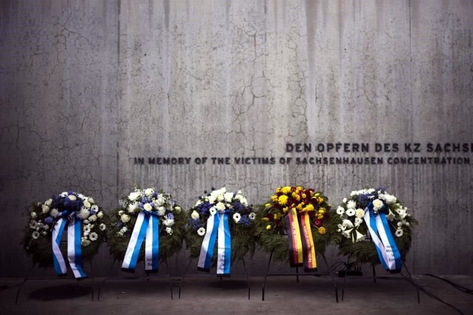 Coronas de flores en el memorial del campo de concentración nazi de Sachsenhausen tras un homenaje en el Día del Recuerdo a los Mártires y Héroes del Holocausto, en Oranienburg, Alemania.