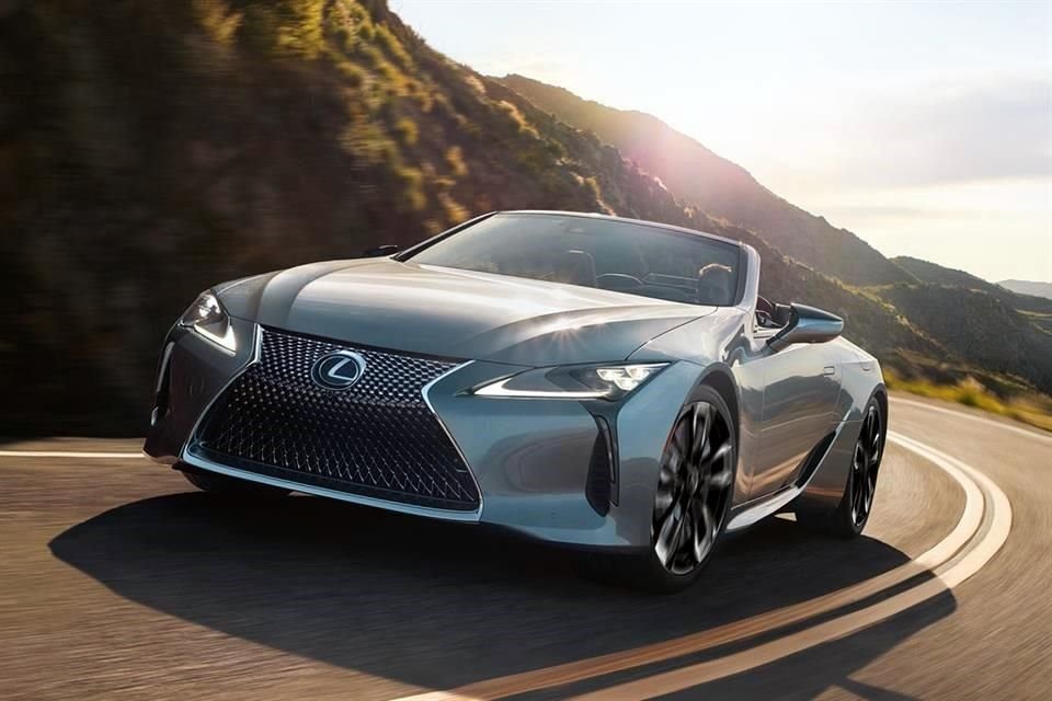 El LC 500 convertible recorre de 0 a 100 km/h en 4.5 segundos.