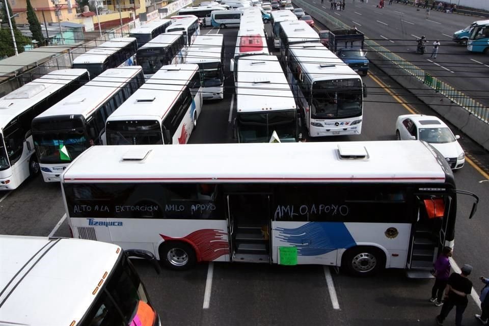 Transportistas de la Línea México-Tizayuca bloquearon hoy la Autopista México-Pachuca en ambos sentidos.