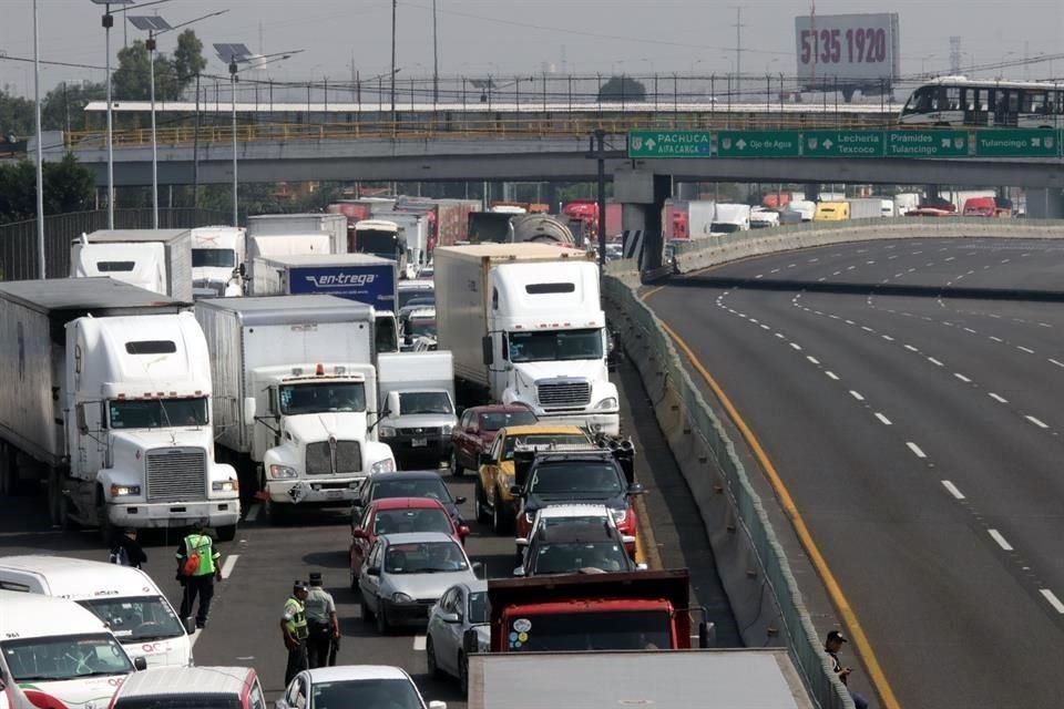 Uno de los cierres es en el kilómetro 021+000 de la vialidad, a la altura de Ecatepec.