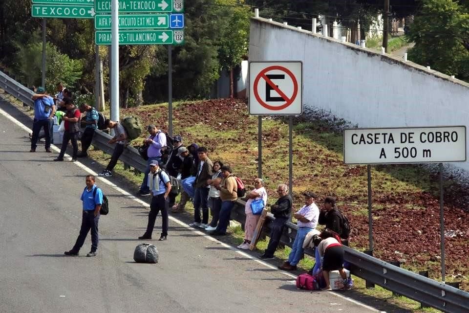 Muchas personas esperaron al lado de la vía que el transporte público lograra pasar para llegar a sus empleos y ocupaciones.