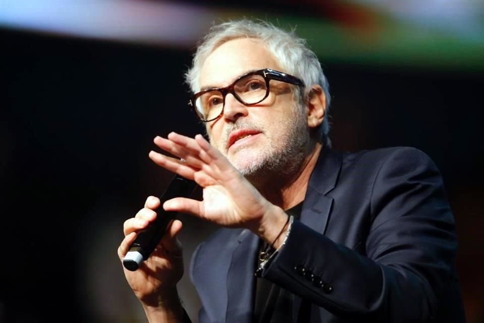 Alfonso Cuarón aseguró que reconocerse mexicano en el extranjero lejos de ser limitante es una virtud, frente a becarios de Fundación Telmex