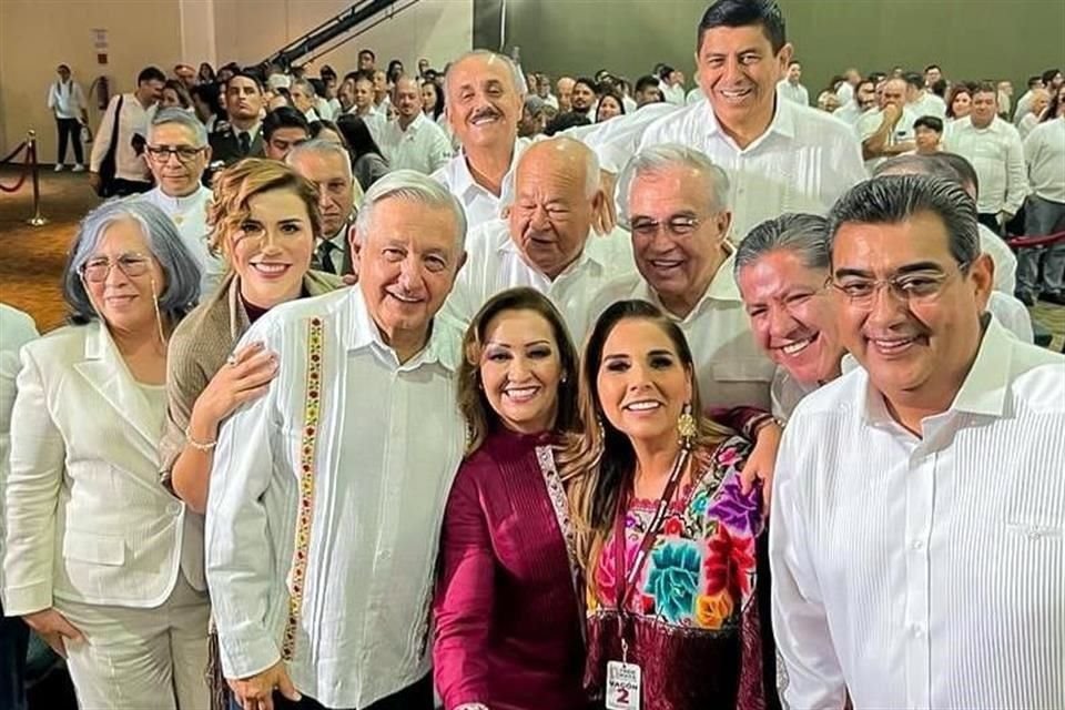 Los Gobernadores de la 4T se tomaron una foto con López Obrador.