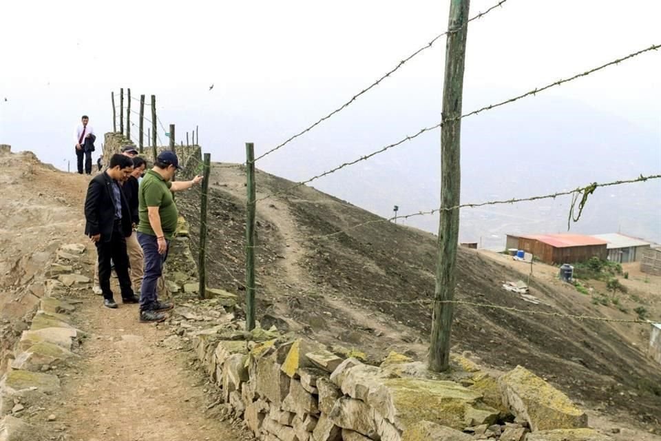 La pared de 4.5 kilómetros con tramos de alambres de púas, divide a los vecinos con viviendas precarias de algunos habitantes con casas de lujo y piscina.