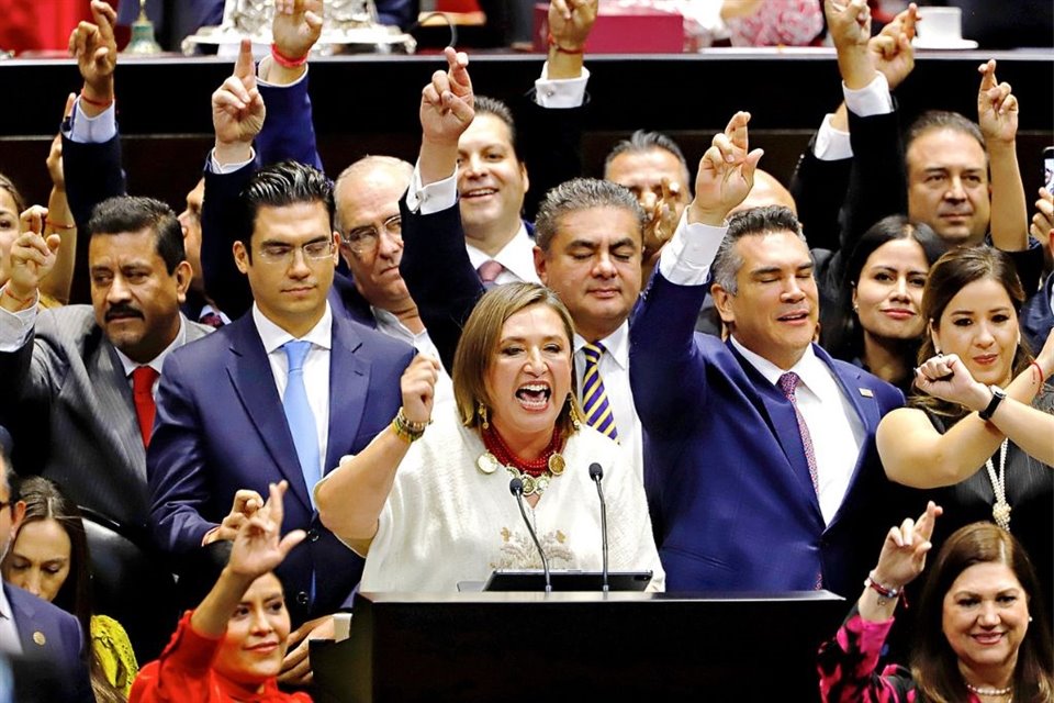Legisladores del PAN, PRI y PRD respaldaron a Xóchitl Gálvez en la tribuna. 