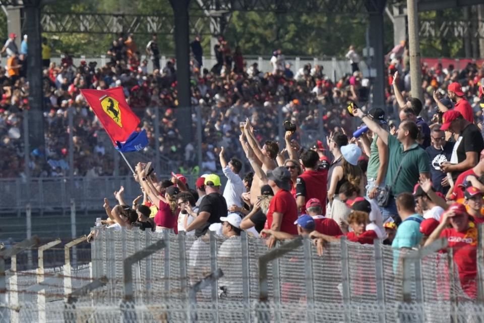 Los tifosi de Ferrari en la tribuna.