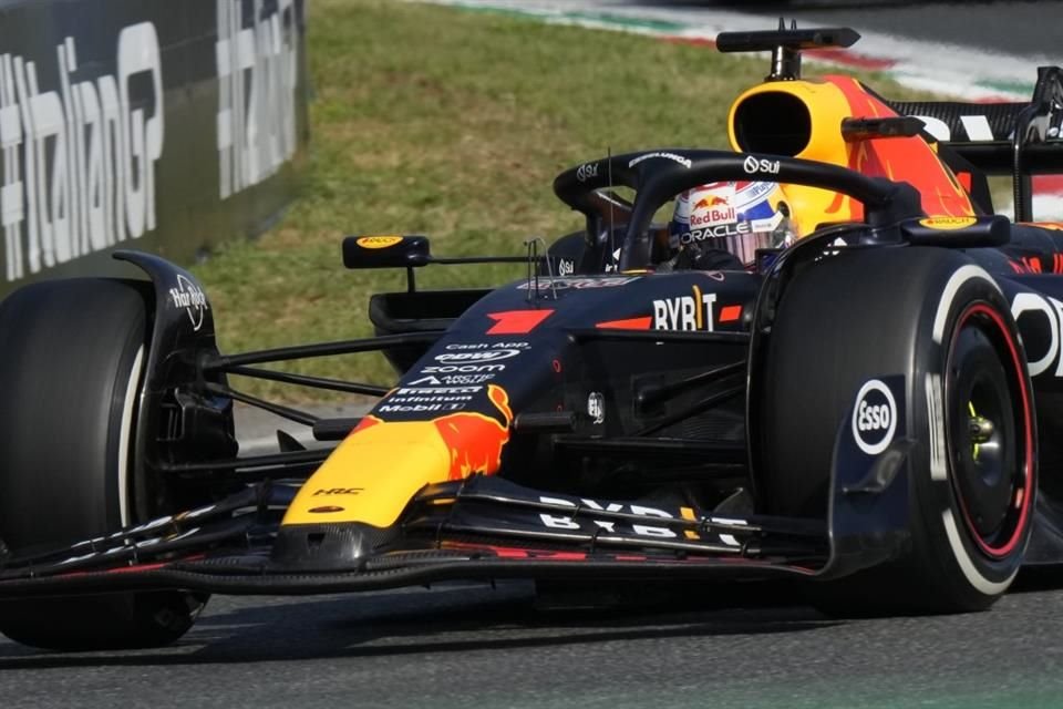 Max Verstappen no afloja en su lucha.