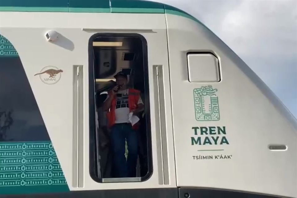 El Tren Maya se detuvo por unos momentos para 'darle mantenimiento al vagón' de acuerdo con un militar en la zona.