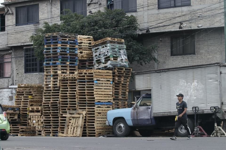 La tarimas han comenzado a brotar en Avenida Jardín y en calles de la Colonia Santa Cruz de las Salinas, tras el retiro que se registró a principios de agosto en Avenida Coltongo.