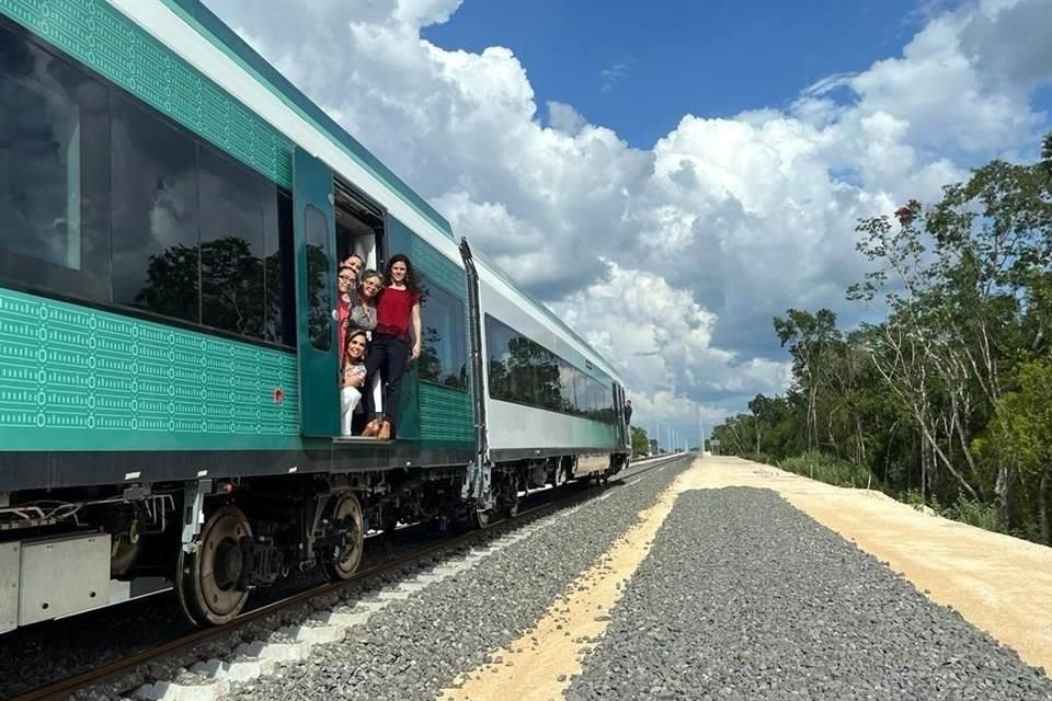 También viajaron las Secretarias de Gobernación, Relaciones Exteriores, Medio Ambiente y Seguridad.