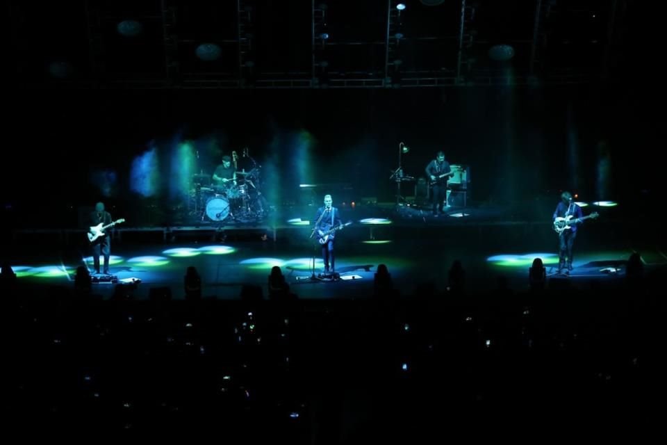 Una gran cantidad de luces tenues que destellaban desde el fondo del escenario eran parte de la sombría atmósfera que la banda buscaba recrear.