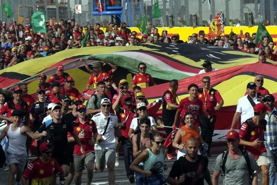 Los hinchas de Ferrari corriendo para ver al español en el podio.