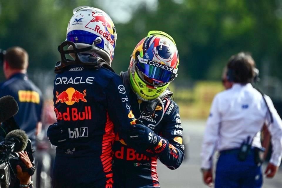 Verstappen y Pérez de inmediato se felicitaron.