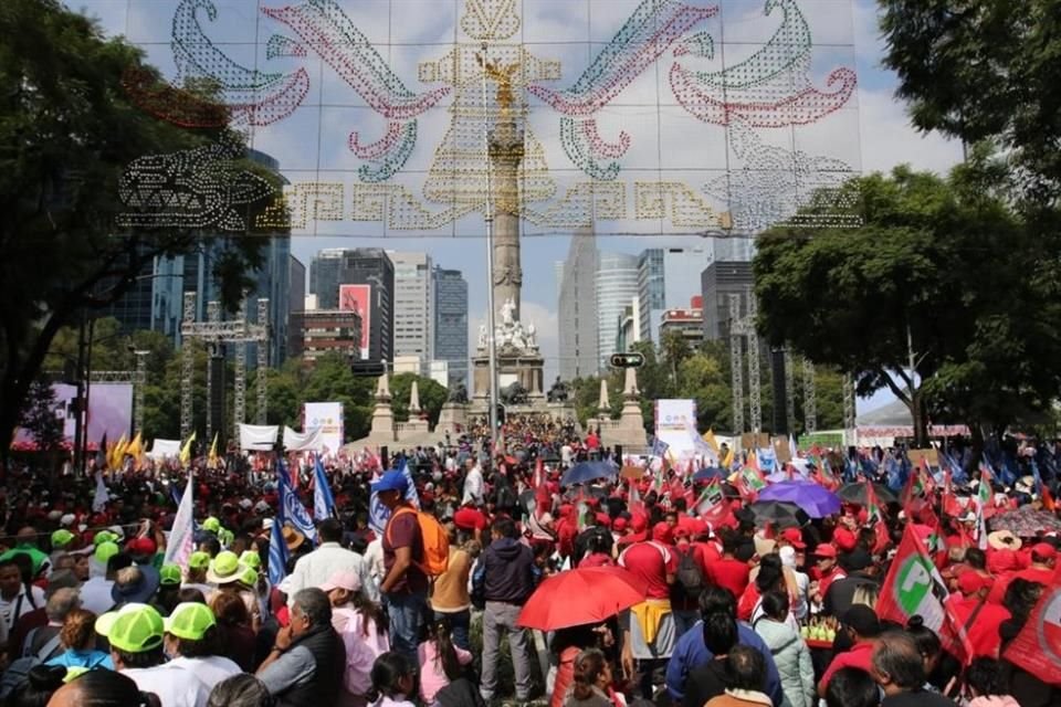 Cientos de personas comenzaron a congregarse desde las 9:00 horas frente a las escalinatas del Monumento a la Independencia, donde podía verse un gran número de banderas con el logo del PRI.