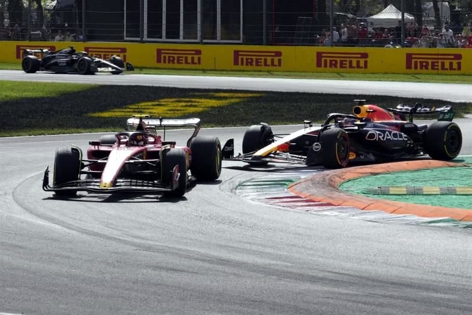 Carlos Sainz logró aguantar a Max Verstappen casi 15 vueltas, y al final le alcanzó para la tercera plaza.