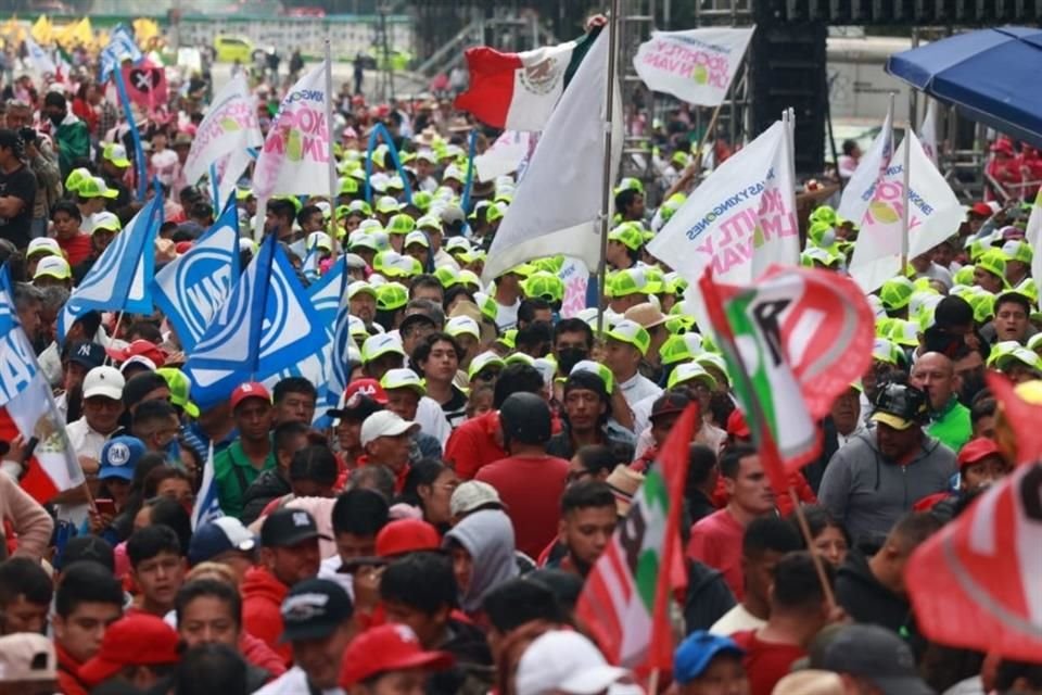 Simpatizantes y militantes del PRI se encontraron en camino a las escalinatas del Ángel de la Independencia.