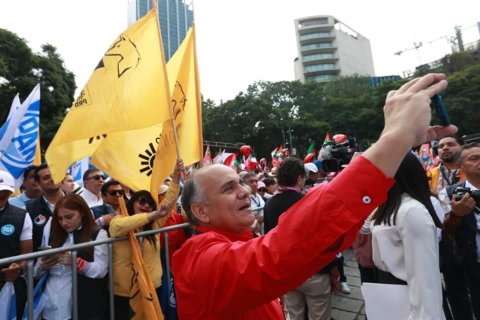 El senador Manuel Añorve toma una fotografía previo al arribo de Xóchitl Gálvez.