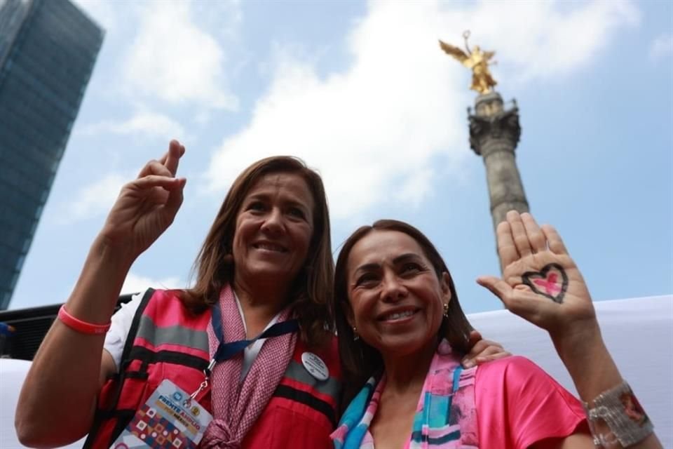 Las panistas Margarita Zavala y Josefina Vázquez Mota posan en las escalinatas del Ángel de la Independencia.